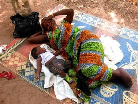 Aida Badji con su hija en Senegal