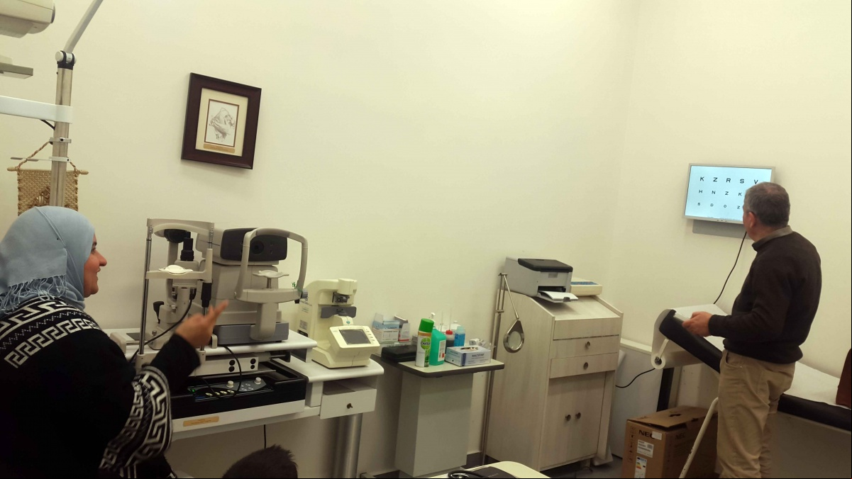 Equipamiento del Karagheusian Health Center financiado por Manos Unidas- Foto CNEWA para Manos Unidas