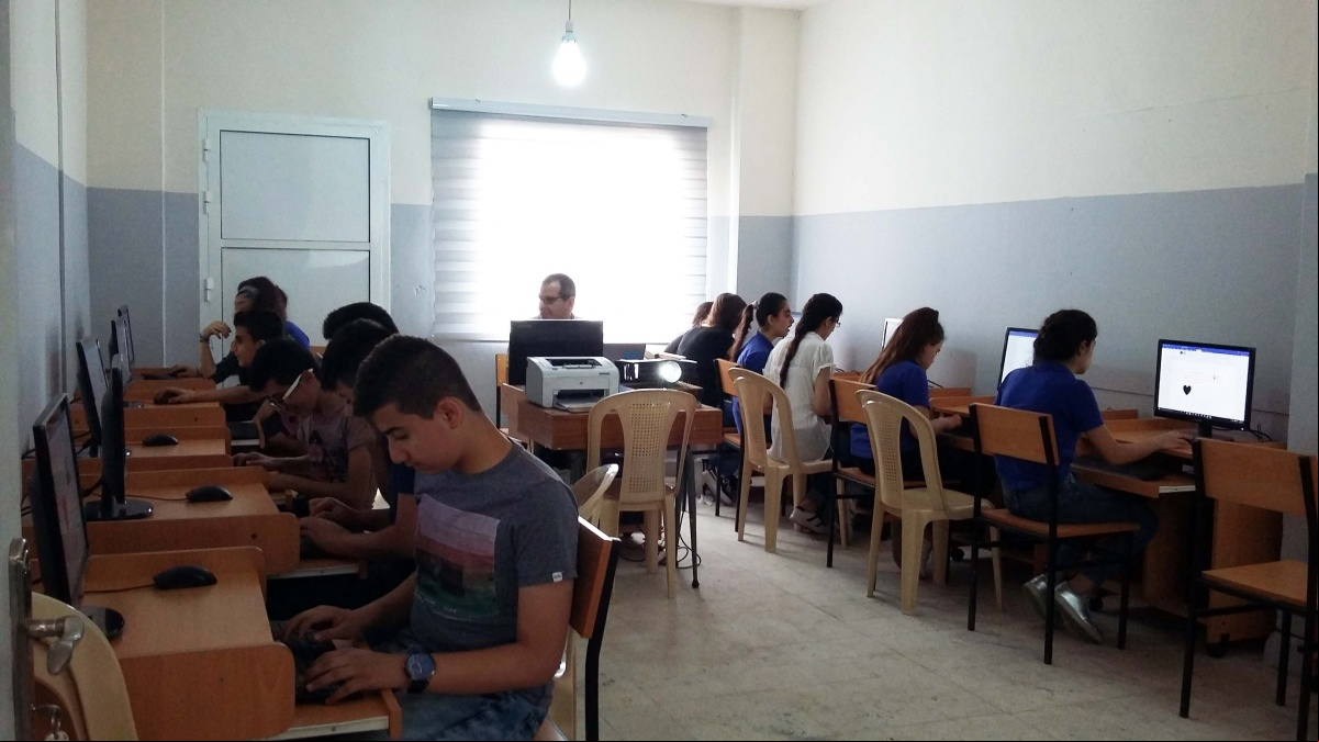 Aspecto de las clases de informática que han sido posibles gracias a los proyectos apoyados por Manos Unidas. foto CNEWA para Manos Unidas