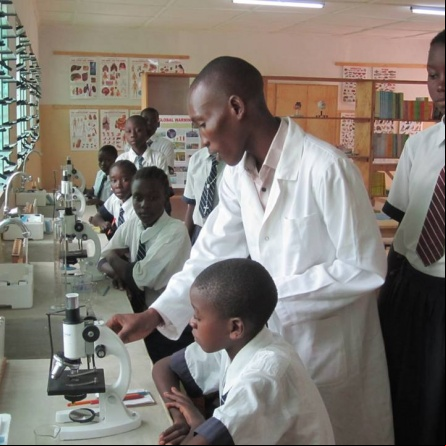 Laboratorio en la escuela de la misión de Emaus en Kenia. Foto:Emaus 