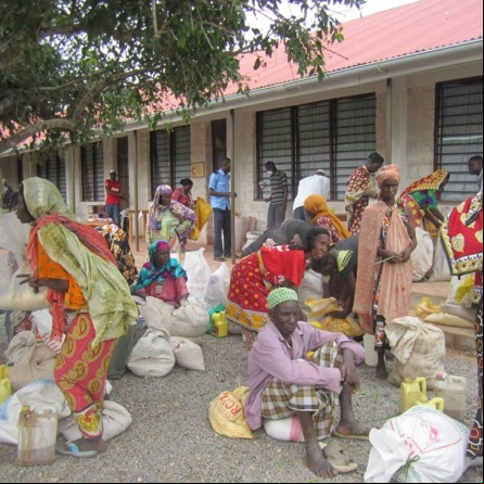 Entrega de ayuda de emergencia en la parroquia de Hola en Kenia. Foto:Emaus
