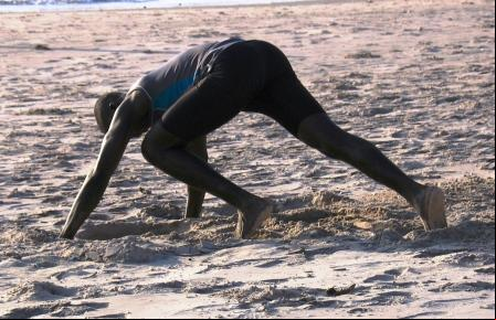 Joven senegalés entrenando en la playa