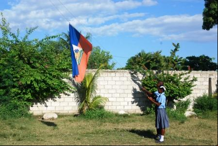 Izado de la bandera en un colegio de Haití