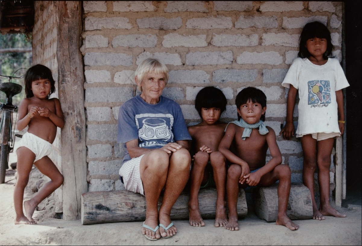 La hermana Veva con los indígenas Tapirapé. Foto: Bernardo Díazdas