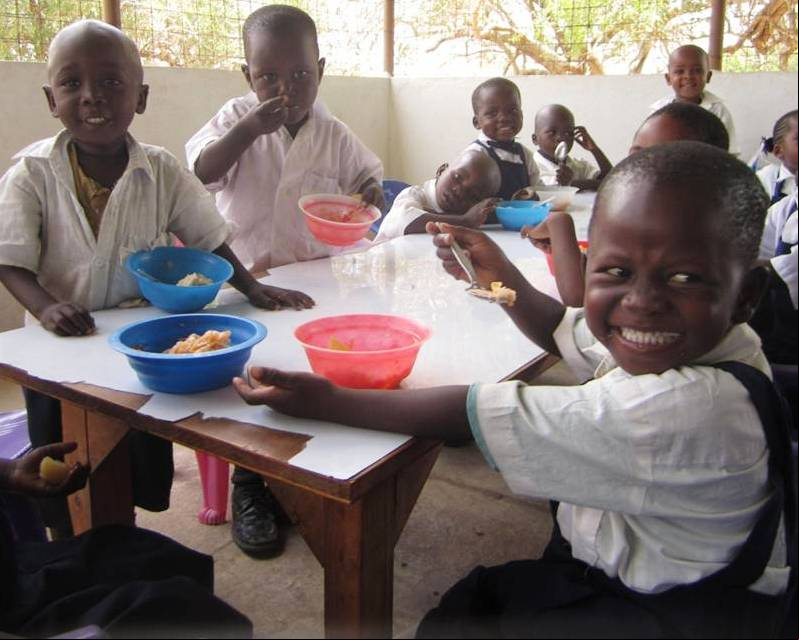 Alimentacion en la escuela de primaria en Emaus. Kenia. Manos Unidas