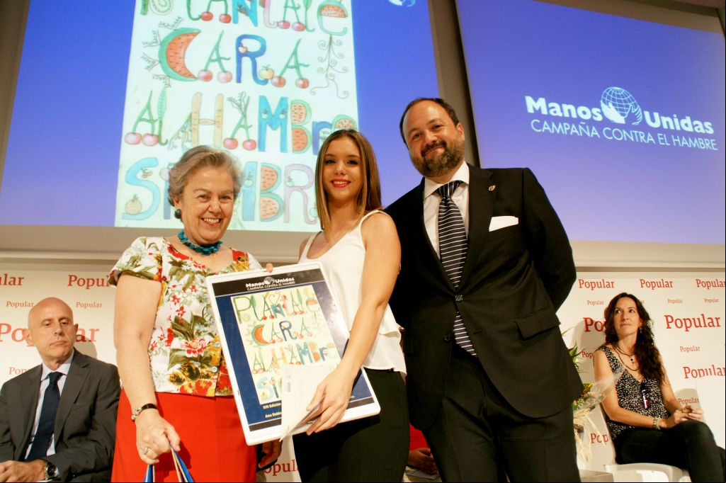 Ana Doblas recibe el premio de carteles para niños. Foto Javier Mármol 