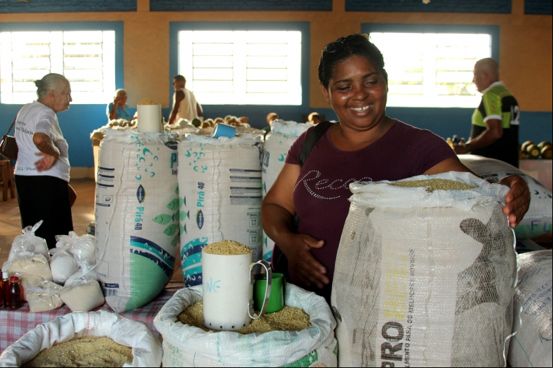 Muchas de las 400 familias del Asentamiento Dom Pedro no han podido ir a la feria para vender sus productos y ganarse la vida. Imagen: Asociación ANSA y Asociación Araguaia con el Obispo Casaldáliga