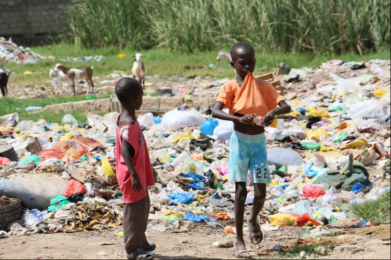 3.	Niños entre la basura del basurero del suburbio de Sam Sam en Pikine (Senegal).