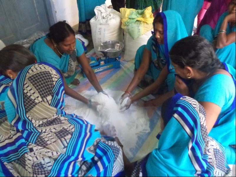 Detergent powder preparation. India. Foto: Manos Unidas