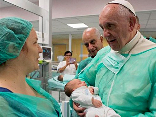 El Papa Francisco visita un hospital y habla con una enfermera