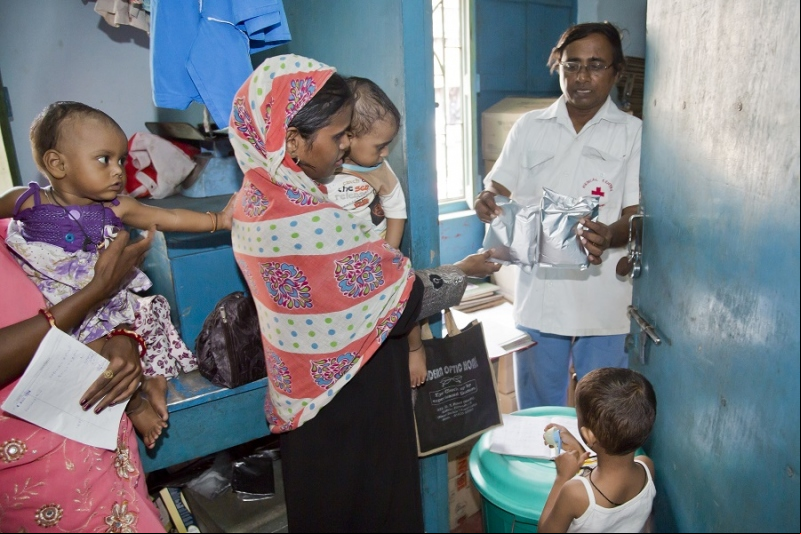Mujeres con niños en el centro de atención. Pilkhana, Calcuta. India. Foto: Manos Unidas