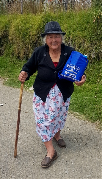 Reparto de ayuda humanitaria a los afectados por la crisis del coronavirus y el volcán Sangay en la región del Chimborazo en Ecuador