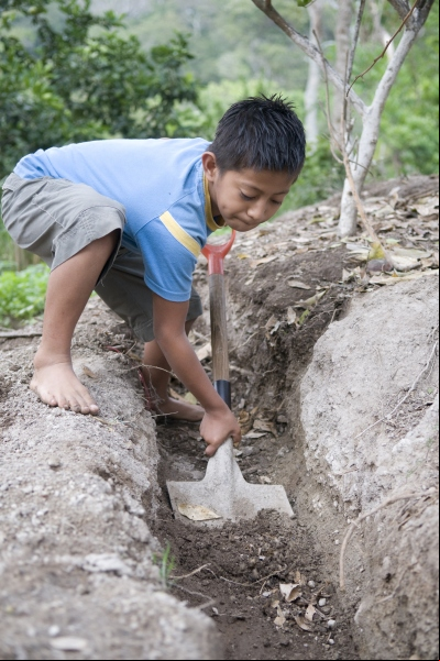 Niño trabajando en agricultura. Foto: Manos Unidas