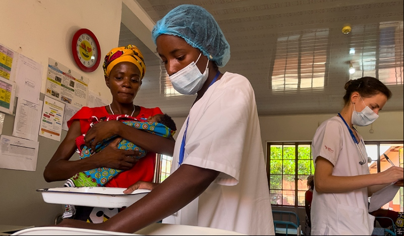 Trabajadoras de la salud del Hospital de Chiulo. Fotografía: Manos Unidas