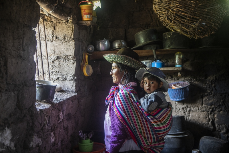 Campesina peruana en su vivienda. Foto Ana Castañeda para Manos Unidas en Perú