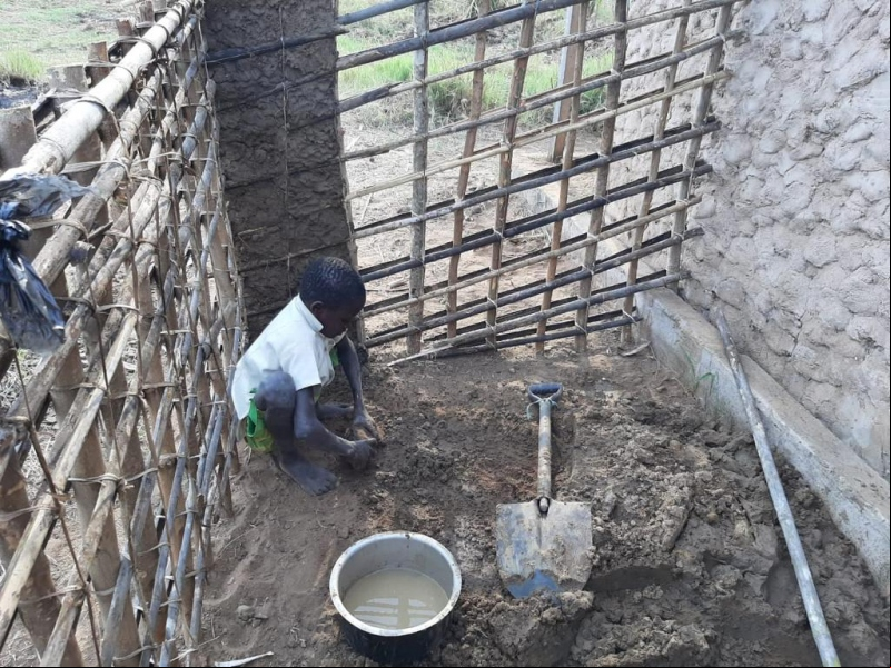Un niño construye una casa en el campo de desplazados de Cabo Delgado. Foto: Diócesis de Nacala/Manos Unidas