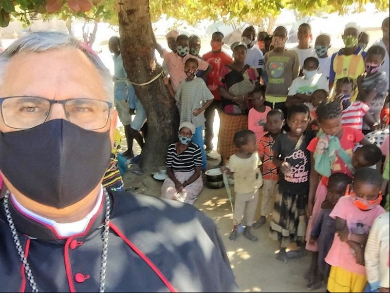 Moseñor Alberto Vera con personas desplazadas por el conflicto de Cabo Delgado. Foto: Alberto Vera