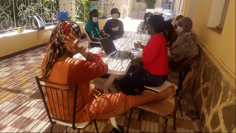 Reunión comunitaria de beneficiarias del proyecto