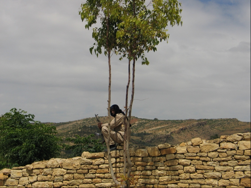 Hombre armado en el Tigray Etíope. Foto: Marta Carreño/Manos Unidas