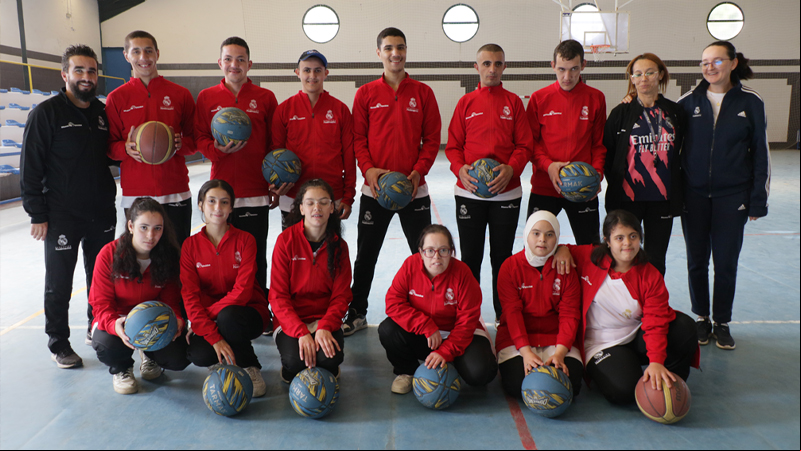 Profesionales y alumnado de la Escuela Socio Deportiva de la Fundación Real Madrid. Fotografía: Rosa María Granero | Manos Unidas