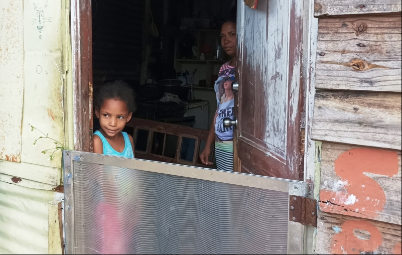 Una niña en el batey Bienvenido. Santo Domingo. Foto: Manos Unidas/Marta Carreño