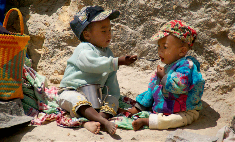 Dos niños de Madagascar comparten su única comida. Fotografía: Javier Mármol.