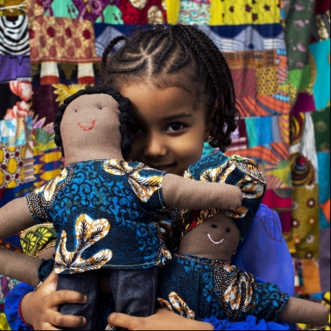 Niña eritrea con las muñecas que hacen en el proyecto Kuchinate. Foto: Manos Unidas