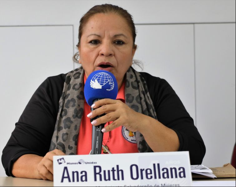 Mesa Redonda Violencia Mujer_Ana Ruth Orellana _Foto: Manos Unidas 