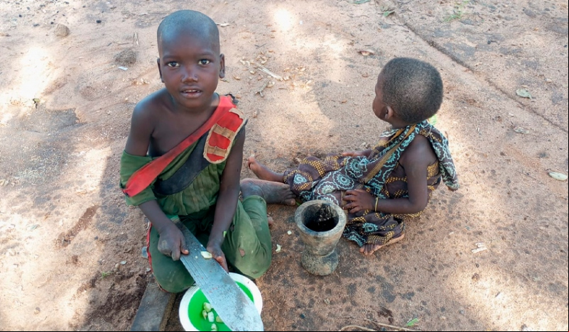 Niños afectados por el hambre en África. Fotografía: Manos Unidas