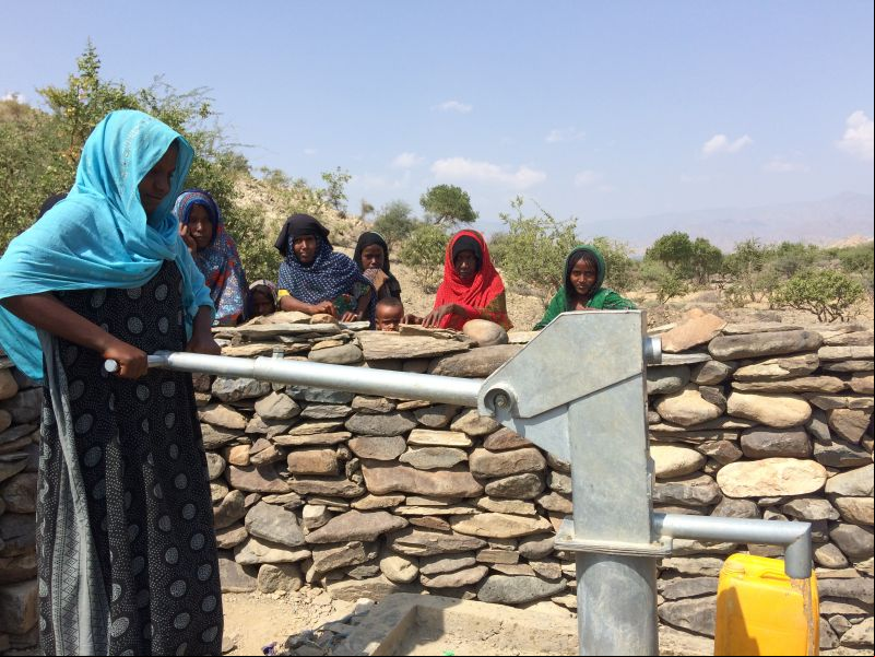Una mujer extrae agua de una fuente en Afar. Sequía en Etiopía - Foto Manos Unidas