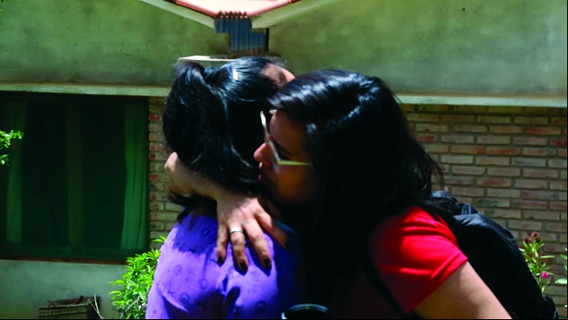 Las Juanas (Bolivia) - Rosaura Llave se abraza a la psicóloga del centro