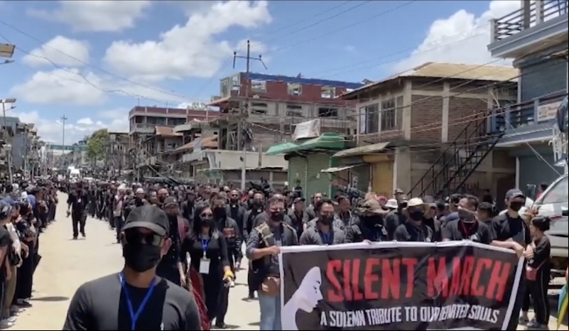 Marcha silenciosa por las víctimas de la violencia en Manipur.