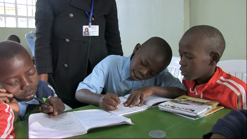 Alumnos del Centro de Promoción de Mukuru (Kenia) rellenan un cuaderno en clase