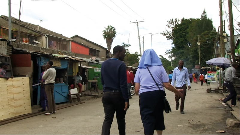 Matthew y Sister Mary caminan en la actualidad por las calles de Mukuru (Kenia)