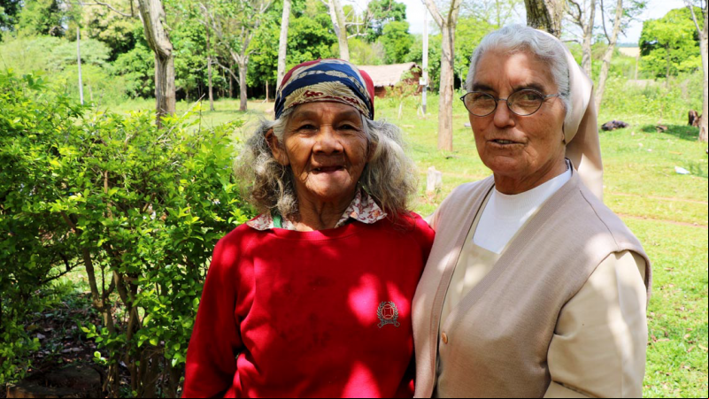Rosalía García posa con una líder indígena de Paraguay (Foto: Marta Isabel González)