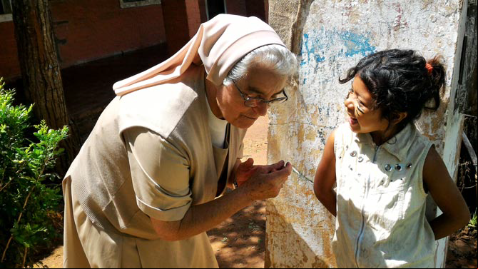 La misionera Rosalía García charla y bromea con una niña indígena de Paraguay (Foto: Marta Isabel González)