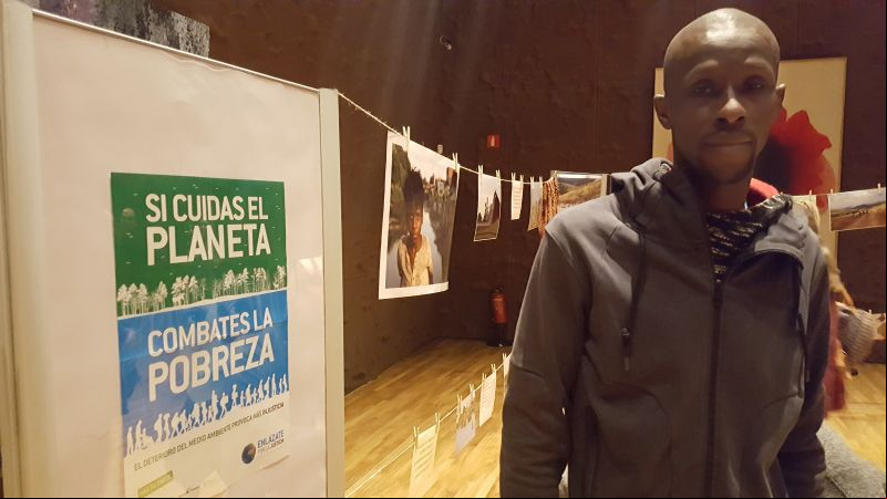 El refugiado climático Serigne Mbaye en la jornada "Migraciones Climáticas" organizada por Enlázate por la Justicia