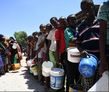 Hambruna en África 2017 - Niños desplazados hacen cola para recoger comida en un centro de distribución en Somalia (Autor: AMISOM Public Information)