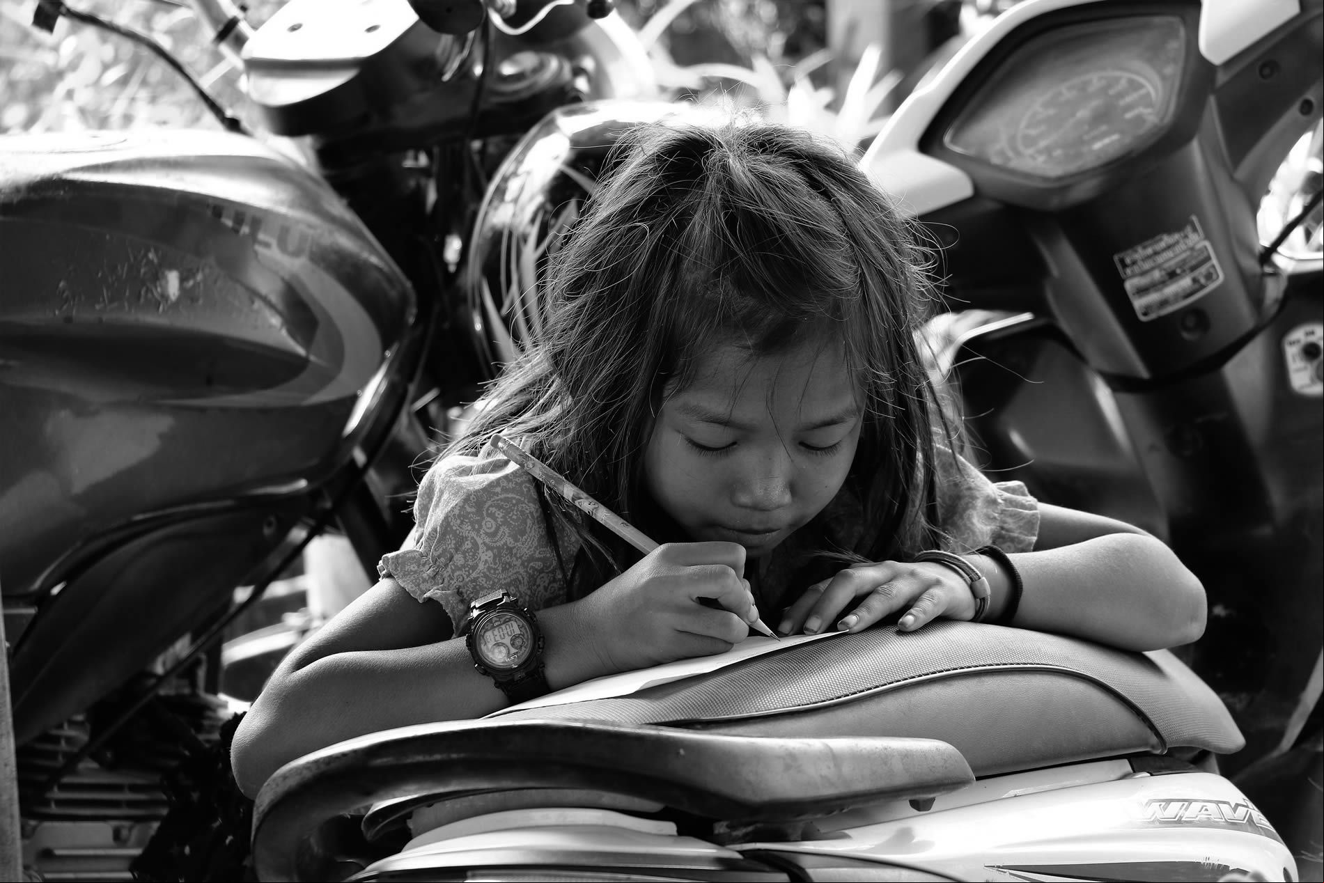 Niña escribiendo en Camboya