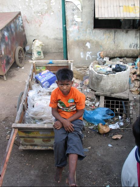 Recicldor de basura en Camboya.Proyecto CSARO.