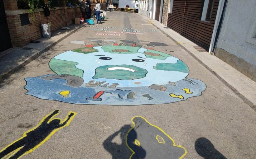Pintada de sensibilización en la delegación comarcal de Rocafort de Manos Unidas Valencia. 