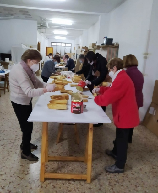 Almuerzo solidario organizado por la comarcal de Carcaixent en el Colegio Padres Franciscanos San Antonio de Padua a beneficio de Manos Unidas. 