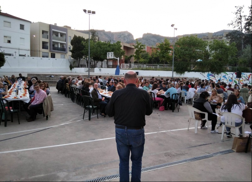Más de 200 personas asistieron a la Cena del Hambre de Alcoy de Manos Unidas Valencia. Momento de la bendición de la mesa. 