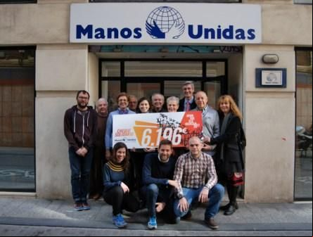 Entrega del cheque solidario en la sede de Manos Unidas Valencia.