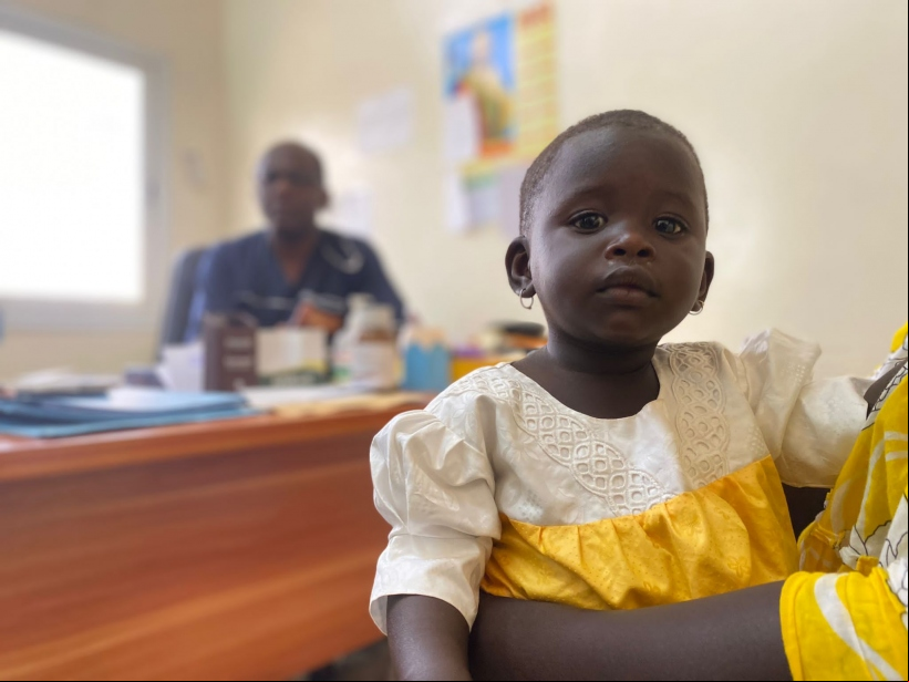 Pequeña senegalesa en Hospital San Juan de Dios de Thies. Foto Elena Señor