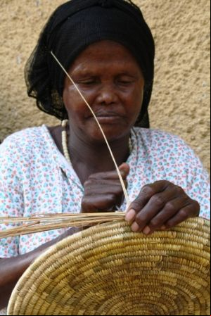 Mujer elaborando cestos