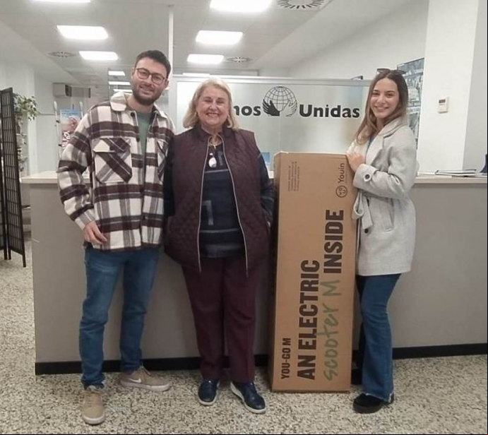 Andrés Sánchez Vázquez, el ganador, con la delegada de Valencia Ana Ruiz Ruiz, el patinete y la novia del premiado. 