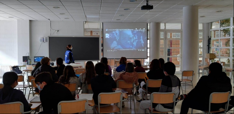 Taller impartido en el IES Districte Marítim por parte de Manos Unidas Valencia en su Feria Solidaria.
