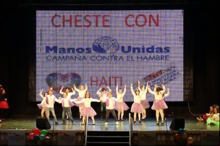 Cheste se ha volcado en este acto solidario y ha llenado el teatro.
