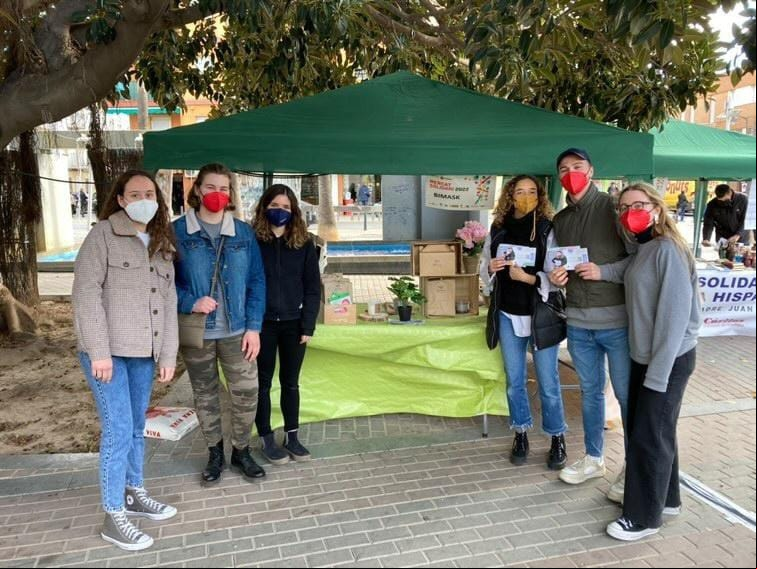Voluntarias de Manos Unidas de Alacuás con el personal de BiMask en el Mercadillo Solidario.
